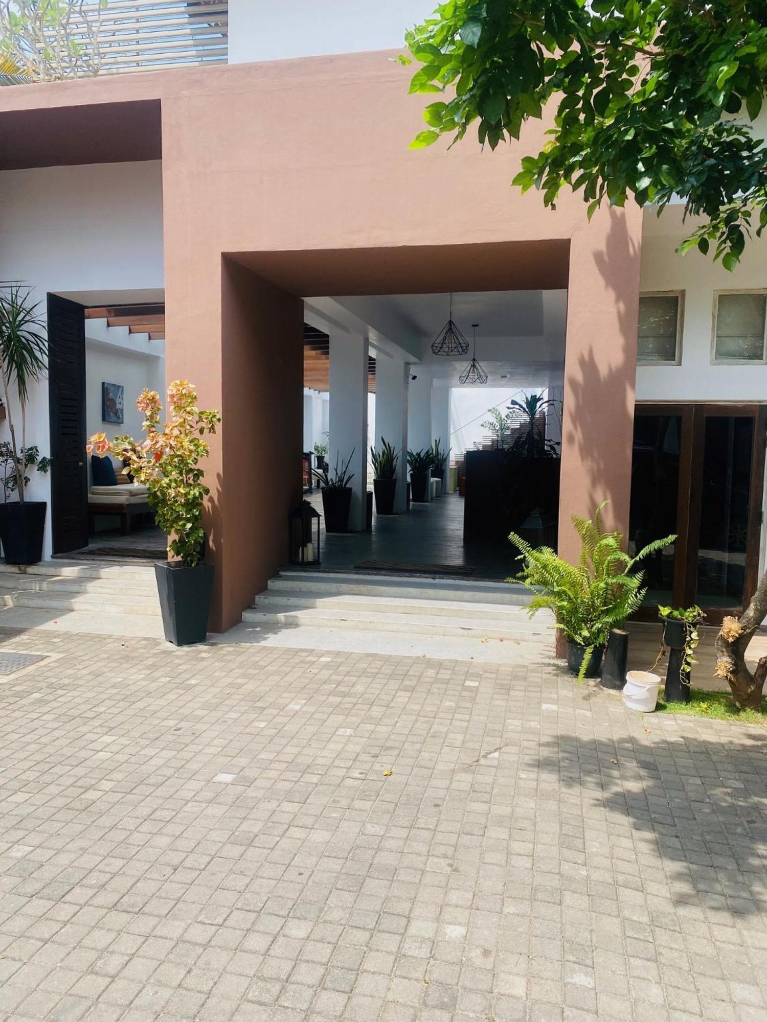 Hotel Cloud 9 Negombo Exterior photo