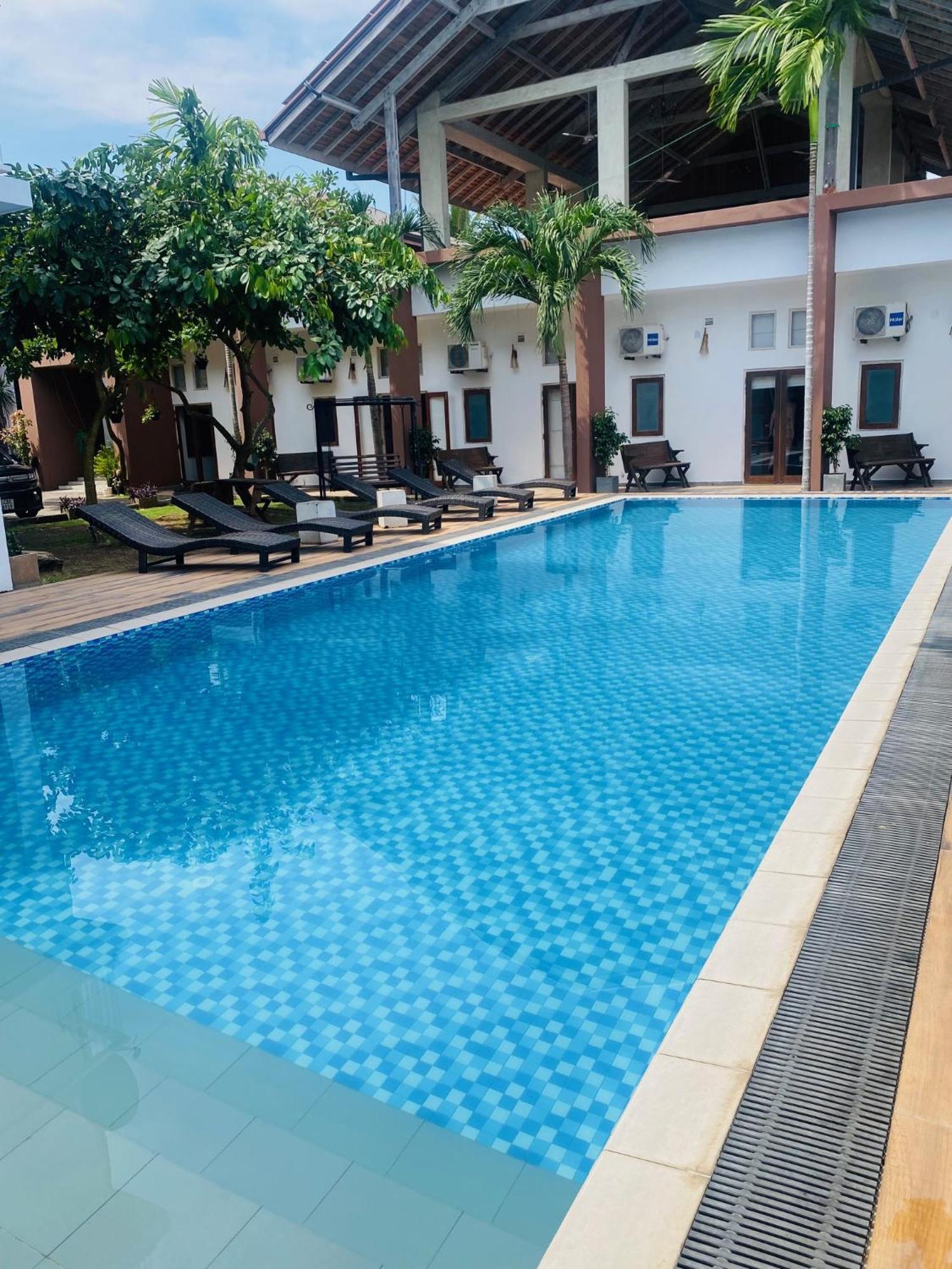 Hotel Cloud 9 Negombo Exterior photo