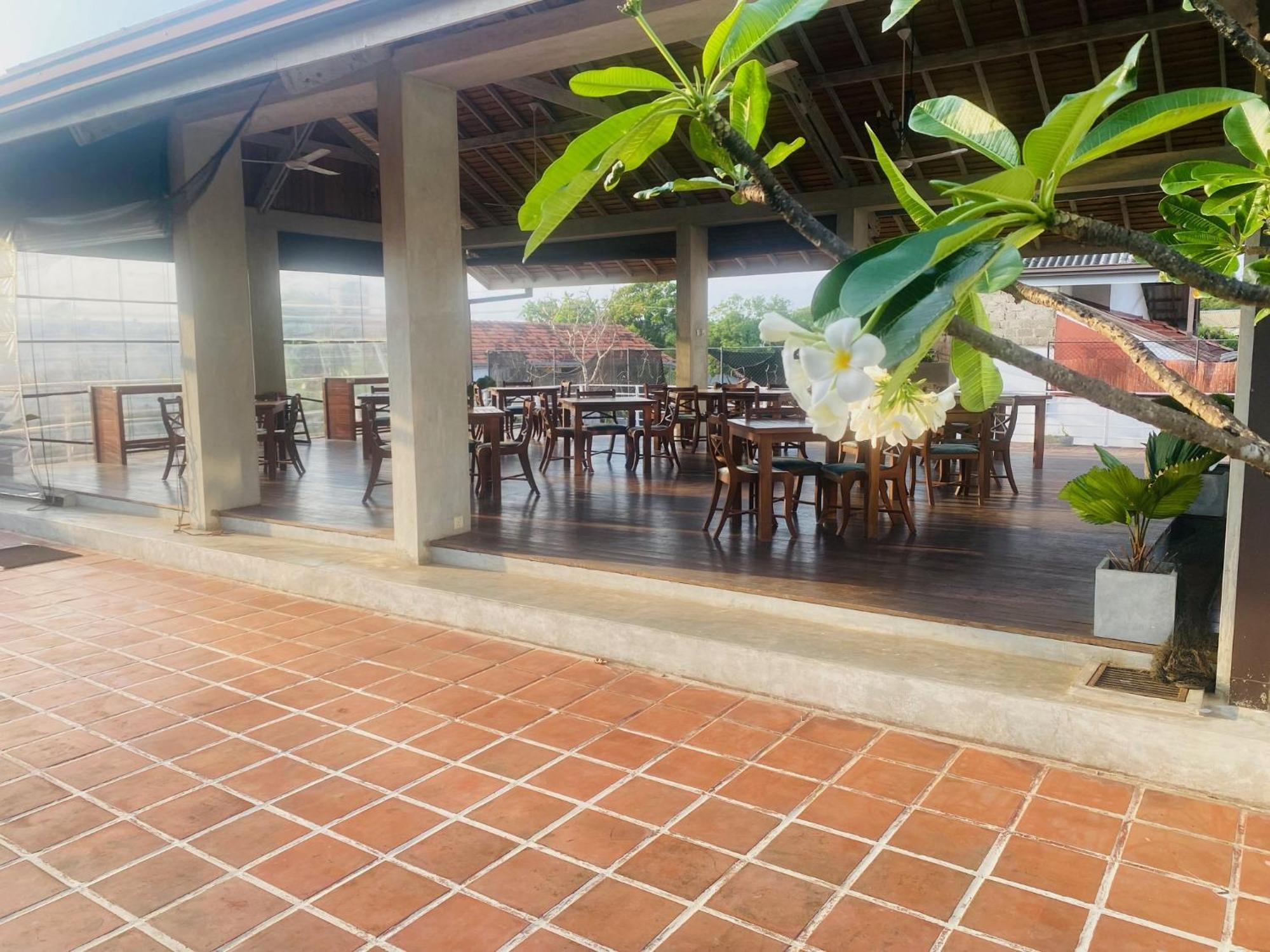 Hotel Cloud 9 Negombo Exterior photo